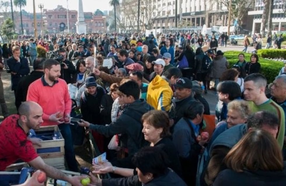 Productores de Río Negro y Neuquén regalan frutas en Buenos Aires
