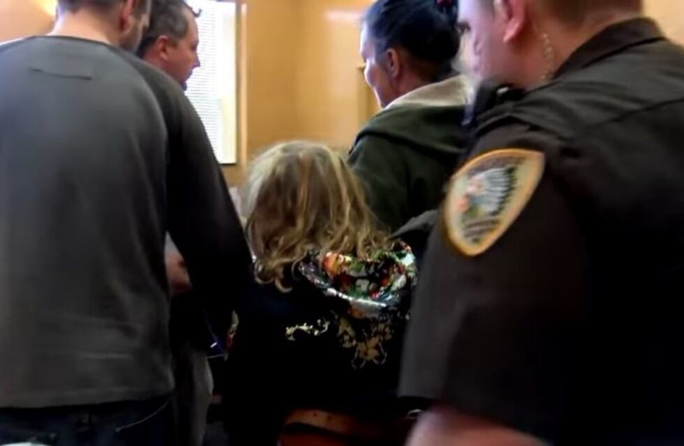 Detienen a una nena por pisarle la cabeza a un bebé y matarlo