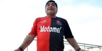Diego Maradona con la camiseta de Newell's\u002E (CANOB)