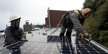 SAN FRANCISCO, CA - MAY 09: Luminalt solar installers Pam Quan (L) and Walter Morales (R) install solar panels on the roof of a home on May 9, 2018 in San Francisco, California\u002E The California Energy Commission is set to vote on proposed legislation that would require all new homes in the state of California to have solor panels\u002E If passed, the new mandate would require the panels on new homes up to three stories tall and is estimated to cost nearly $10K per home\u002E   Justin Sullivan/Getty Images/AFP\r\n== FOR NEWSPAPERS, INTERNET, TELCOS & TELEVISION USE ONLY == eeuu california  California las casas nuevas deberan tener paneles solares energia solar paneles