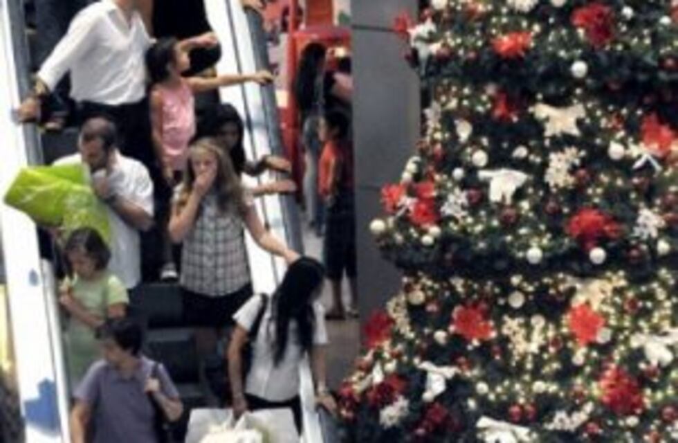 Miles de personas persiguieron descuentos navideños en plena madrugada durante la Noche de los Shopping