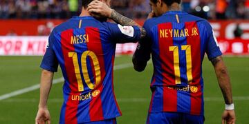 El argentino Lionel Messi (izq\u002E) y el brasileño Neymar (der\u002E) conversan durante la final de la Copa del Rey entre el Barcelona y el Alavés en Madrid, España\u002E El Barcelona conquistó la Copa del Rey del fútbol español al vencer por 3-1 al Alavés en una final decidida por el peso de la lógica y una enorme exhibición de Lionel Messi en la primera parte\u002E\r\n(Vinculado al texto de dpa \