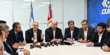 Los intendentes Pablo Javkin (Rosario), Emilio Jatón (Santa Fe) y Luis Castellano (Rafaela) junto al ministro de Seguridad, Marcelo Saín y el gobernador Omar Perotti (Prensa Municipalidad de Rafaela)