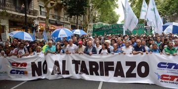 Marcha y protesta por el aumento de tarifas\u002E (Foto: Clarín)