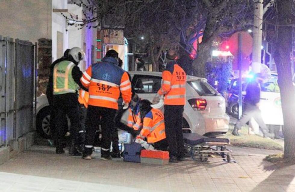En Santa Rosa, se infartó manejando, chocó contra el frente de una casa y falleció
