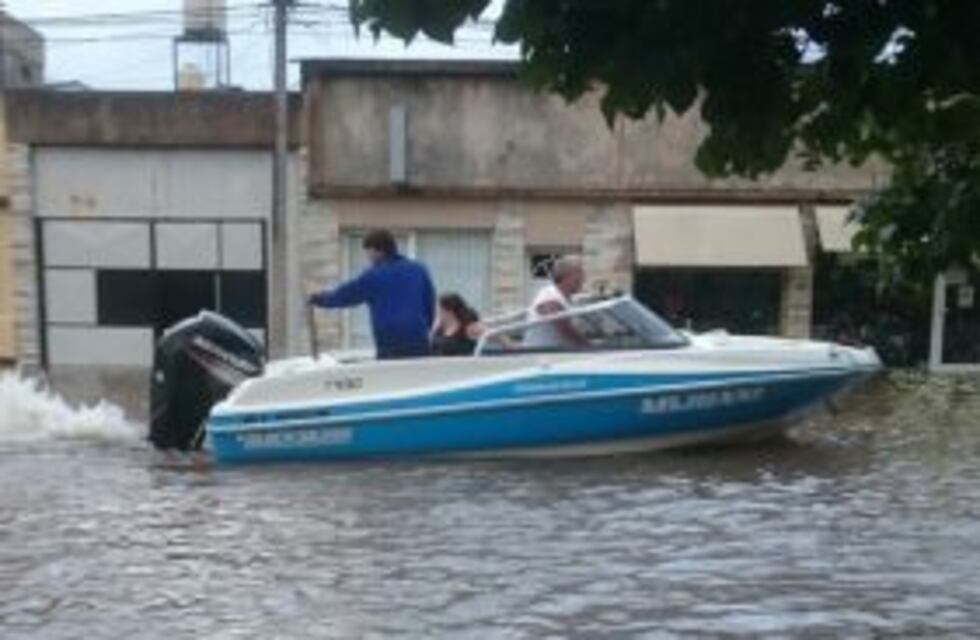 Por las intensas lluvias, estiman que hay 500 evacuados y 2000 autoevacuados en Santa Fe