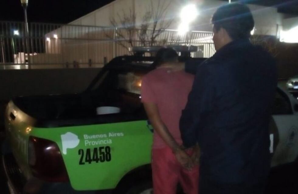 Totalmente violento, atacó a su pareja con un cuchillo y se enfrentó a la policía