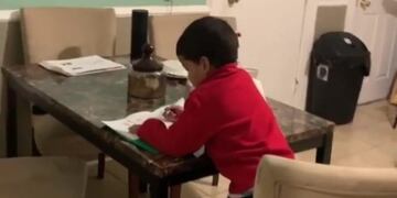 Descubrió a su hijo usando Alexa de Amazon para hacer la tarea y el video se volvió viral