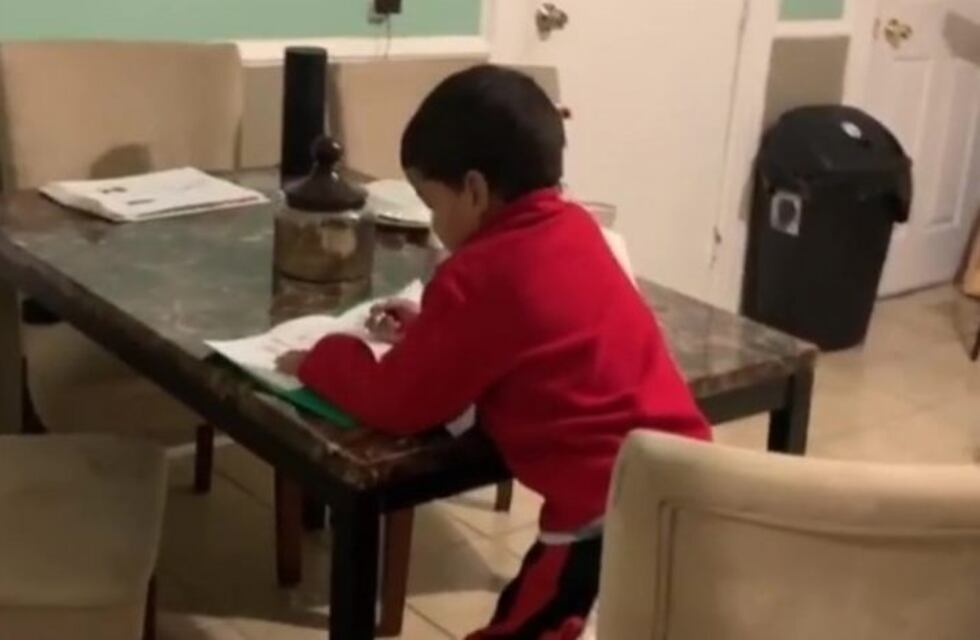 Descubrió a su hijo usando Alexa de Amazon para hacer la tarea y el video se volvió viral