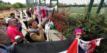 Manifestantes a favor de Palestina escracharon al seleccionado argentino en Barcelona antes de que se suspenda el amistoso frente a Israel\u002E REUTERS/Albert Gea