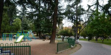 El proyecto busca eliminar las rejas de todas las plazas y espacios verdes para permitir libre acceso en caso de un temblor en la provincia.