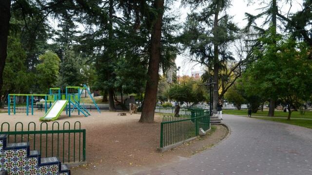El proyecto busca eliminar las rejas de todas las plazas y espacios verdes para permitir libre acceso en caso de un temblor en la provincia.