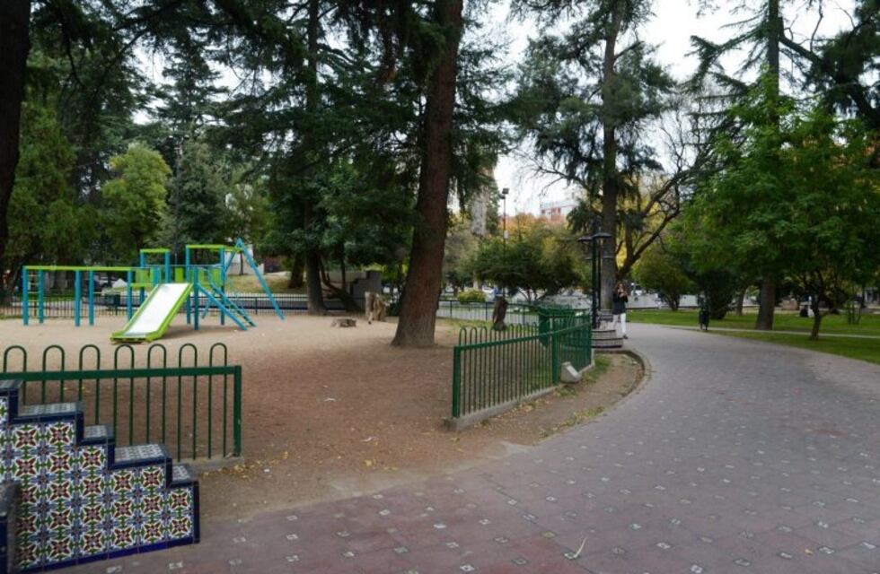 Menos riesgo sísmico en las plazas de Mendoza: proponen quitar las rejas en las plazas