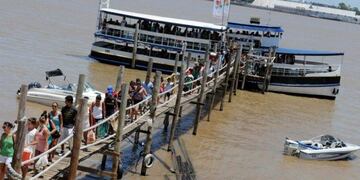 Miles de personas cruzan a la isla desde La Fluvial cada verano\u002E