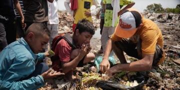 Niños venezolanos revuelven la basura en busca de comida (Twitter)