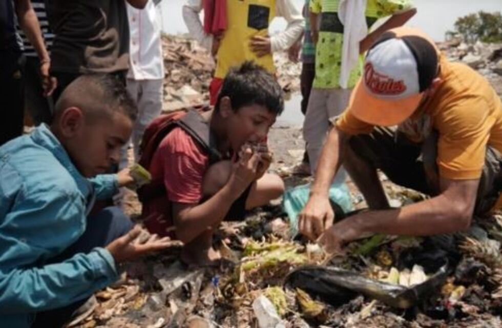 Crudas imágenes de Venezuela: niños revuelven la basura en busca de comida