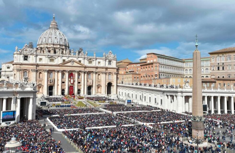 Arrestaron a un sacerdote del Vaticano por tenencia de pornografía infantil