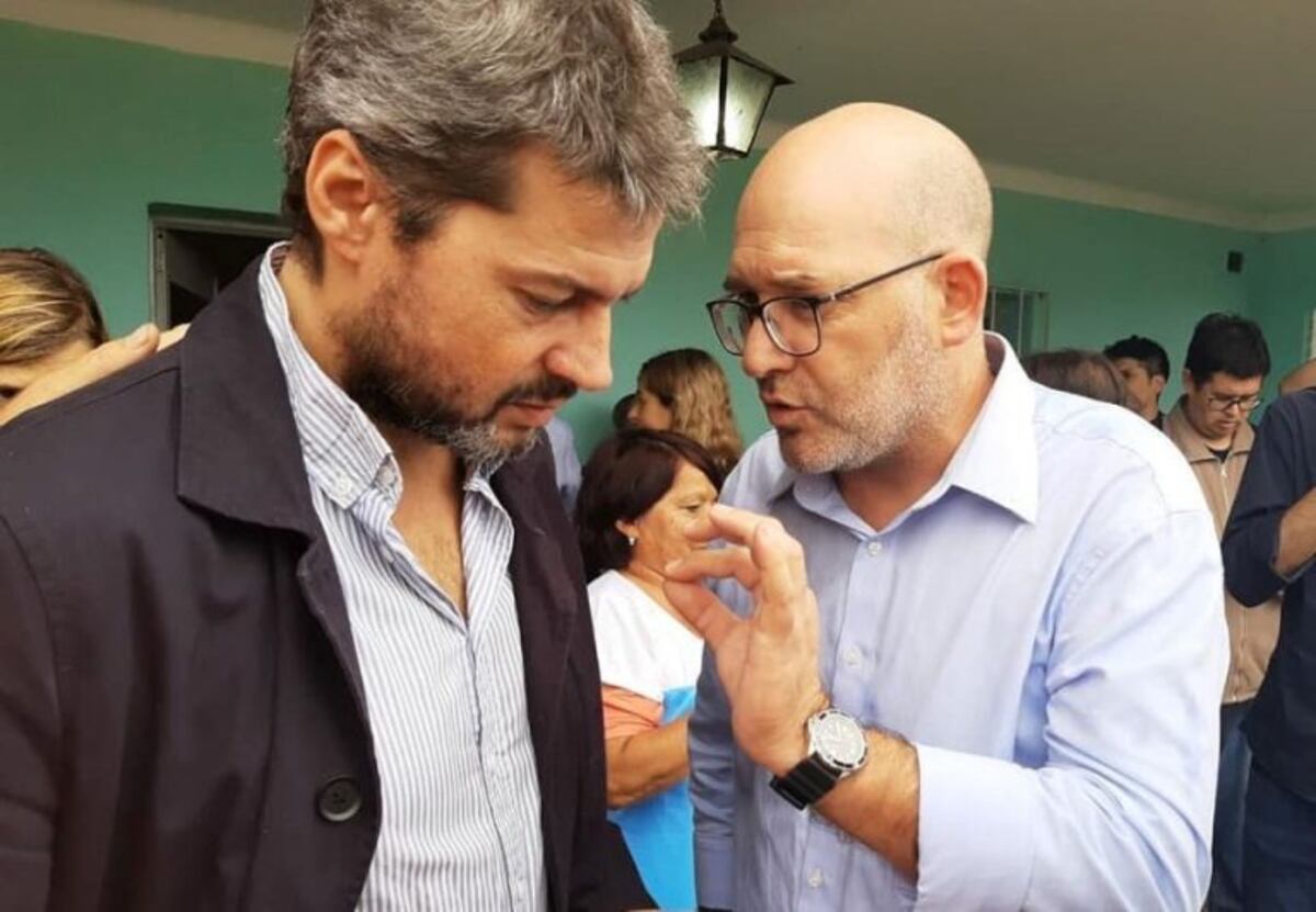 El ministro Matías Lammens recorrió la Unidad Turística de Embalse y se comprometió a trabajar para poner en valor al lugar\u002E En la foto dialoga con el secretario de Turismo de Villa Rumipal, Facundo Suárez