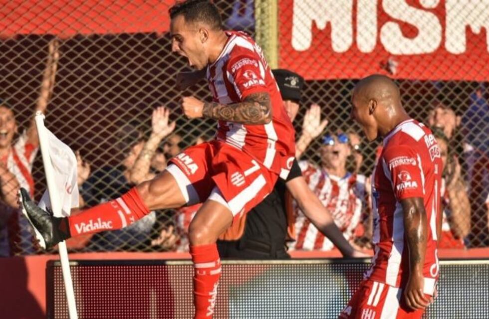 Unión se impuso por 3 a 0  ante Atlético Tucumán