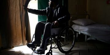 gente con daños en la espina dorsal columna\r\n\r\nHaitham, 35, who sustained a spinal cord injury during the conflict in Syria, that left him paralysed, is seen at a rehabilitation centre where he works as a physiotherapist, in Douma, the main rebel-stronghold in eastern Ghouta on the outskirts of Damascus, Syria, February 14, 2017\u002E REUTERS/Bassam Khabieh              SEARCH \
