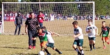 Habilidad bajo el sutil escrutinio de los captadores de talentos infantiles, como Pablo Esquivel del River porteño\u002E (Migue Geneyro)