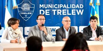 Adrian Maderna realizó anuncios respecto a las becas estudiantiles y los puestos de la fábrica de pescado en Trelew\u002E