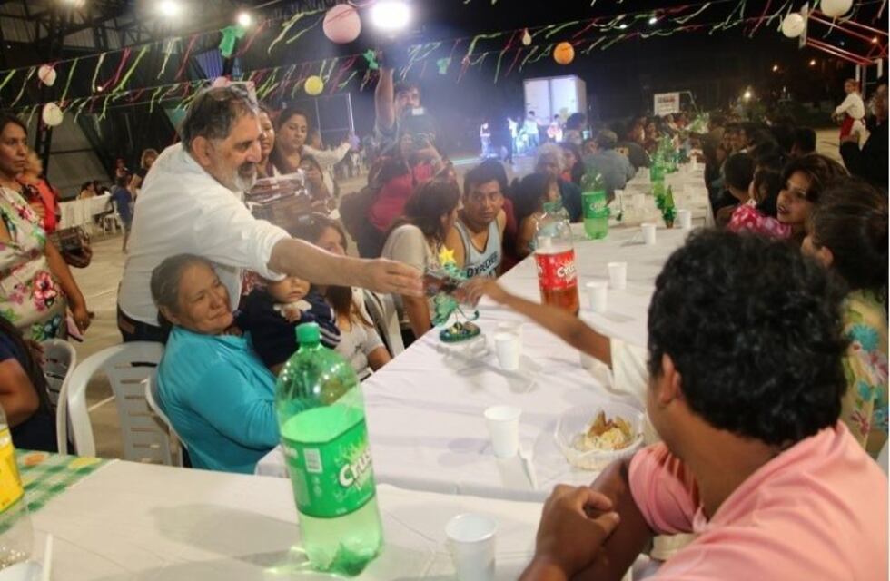 Chefs, voluntarios y funcionarios sirvieron cena solidaria en B° Punta Diamante