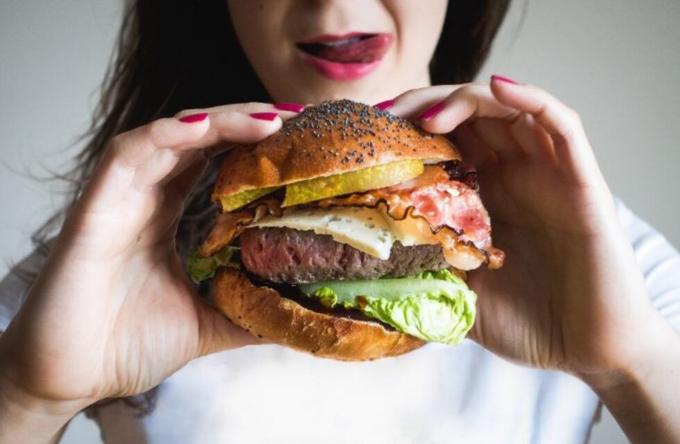 Los 10 alimentos que más envejecen y cómo reemplazarlos