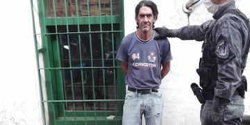 Maceiras, un hombre de Posadas, que se negó a ser identificado en el Puente Internacional San Roque González de Santa Cruz\u002E (Policía)