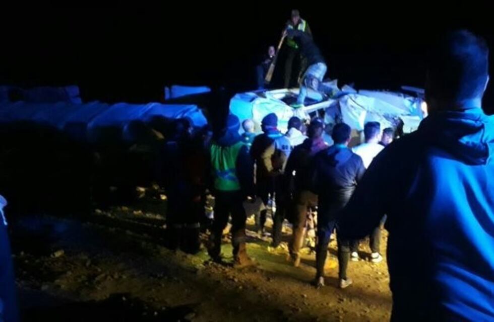 Volcó un camión de carga pesada en Alta Montaña