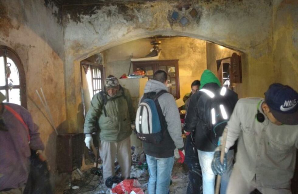 Tras reiteradas denuncias de vecinos la Municipalidad debió intervenir en una vivienda repleta de basura