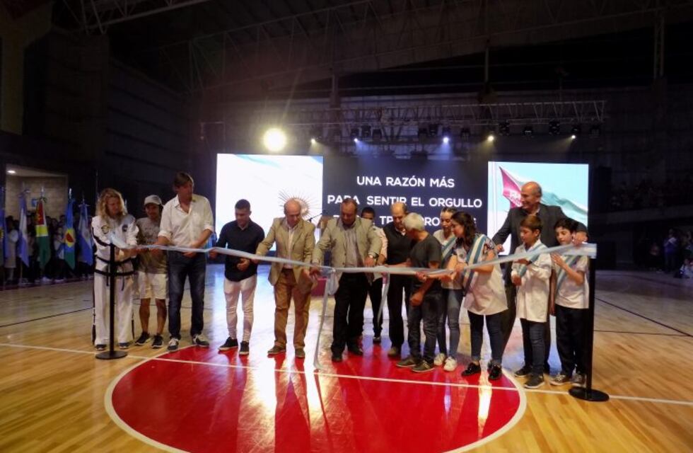 Con una apertura impactante quedó inaugurado el Polideportivo Municipal