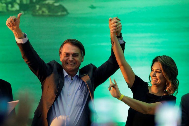 Michelle y Jair Bolsonaro saludan al público luego de anunciar su candidatura en julio de 2018 (AP)
