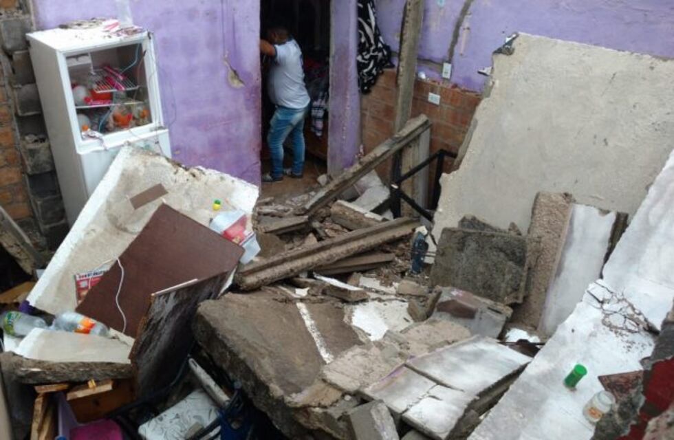 En medio de la tormenta, cayó un rayo en su casa, se derrumbó el techo y salvó a su hijo por milagro