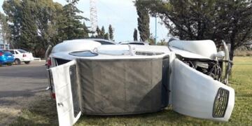 Citroen dado vuelta (Foto: El Chubut)\u002E