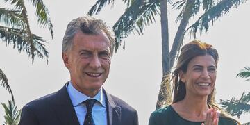 DIV100\u002E MUMBAI (INDIA), 19/02/2019\u002E- El presidente argentino Mauricio Macri (i) y su mujer, Juliana Awada (d), visitan al gobernador Maharashtra, Vidyasagar Rao, en la Casa del Gobernador en Bombay (India)\u002E EFE/ Divyakant Solanki india mauricio macri gira del presidente de la nacion por asia