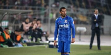 PIL01. Beijing (China), 02/04/2017.- Carlos Tevez of Shanghai Shenhua prepares himself for a free kick during the Chinese Super League soccer match between Beijing Guoan and Shanghai Shenhua at the Workers Stadium in Beijing, China, 02 April 2017. EFE/EPA/ROMAN PILIPEY beijing china carlos tevez campeonato torneo liga china chino futbol futbolistas partido Shanghai Shenhua Beijing Guoan