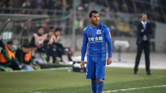 PIL01. Beijing (China), 02/04/2017.- Carlos Tevez of Shanghai Shenhua prepares himself for a free kick during the Chinese Super League soccer match between Beijing Guoan and Shanghai Shenhua at the Workers Stadium in Beijing, China, 02 April 2017. EFE/EPA/ROMAN PILIPEY beijing china carlos tevez campeonato torneo liga china chino futbol futbolistas partido Shanghai Shenhua Beijing Guoan