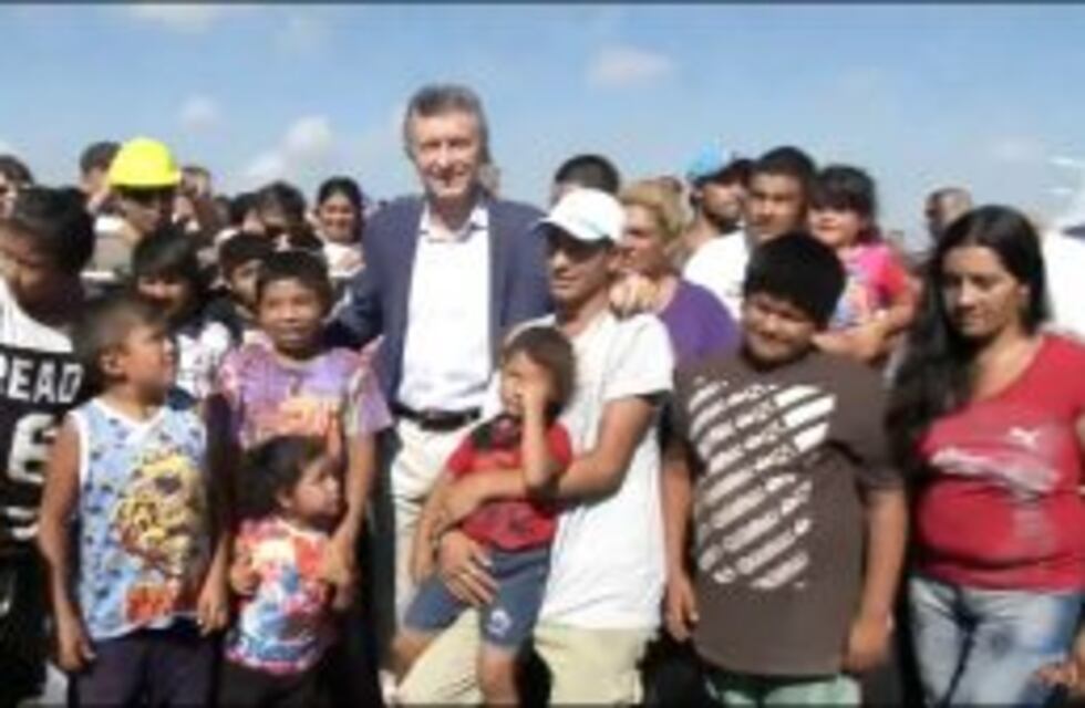 Macri entregó viviendas en Santa Fe y admitió "la necesidad de hacer obras para mitigar las inundaciones"