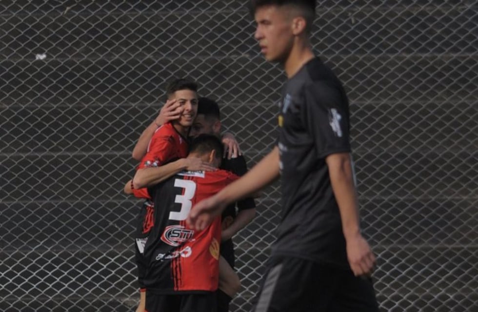 Con el empate Sporting sigue puntero, otro partido con polémicas