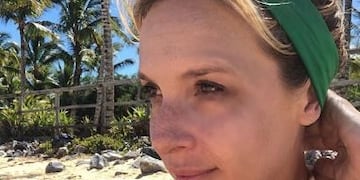 Carla Peterson le puso el pañuelo verde a su perra