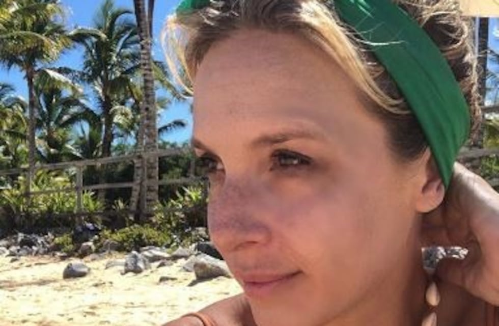 Carla Peterson le puso un collar verde a su perra: "No pude evitar el color"