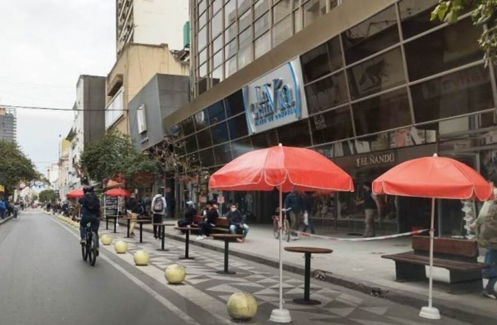 En capital cedieron parcialmente el uso de la vía pública a bares, restaurantes y locales gastronómicos