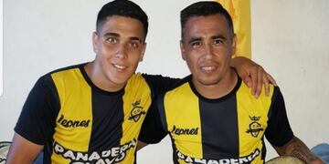Carlos Zelarayán y su hijo Tomás con la camiseta de Leones de Saldán donde también juega Marcos, el otro hermano\u002E