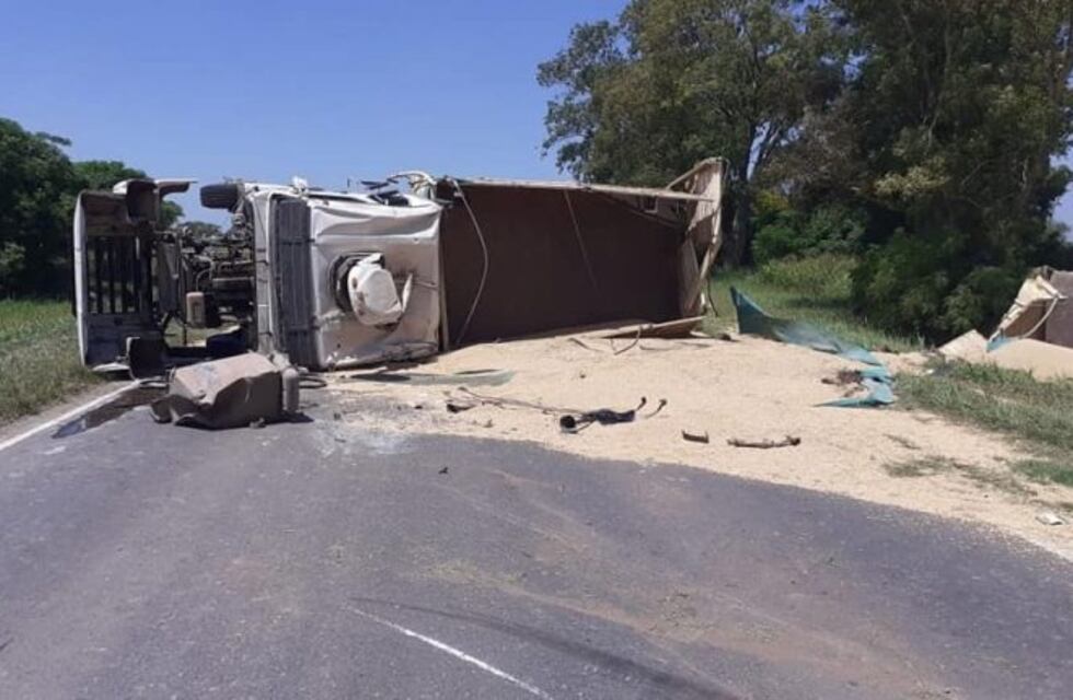 Un camión volcó en la 34: dos heridos