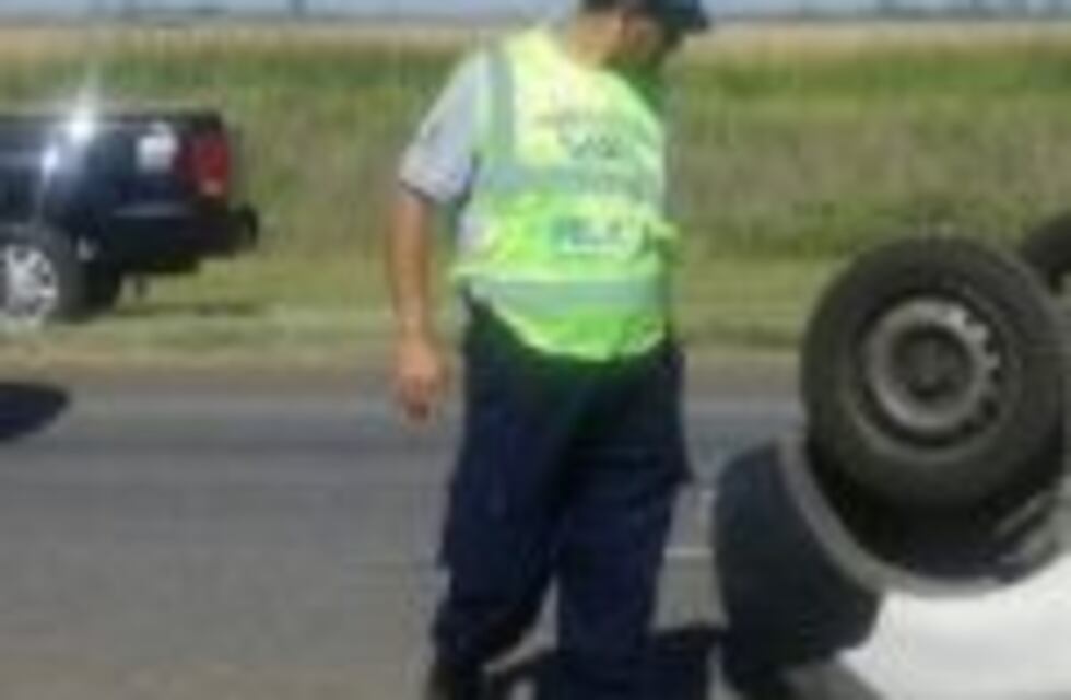Un auto mordió la banquina y terminó dado vuelta en la autopista a Santa Fe