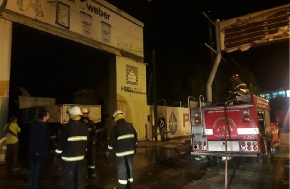 Una ferretería de San Luis se incendió tras una explosión