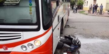 Choque entre una moto y un colectivo en Villa Mercedes, San Luis\u002E