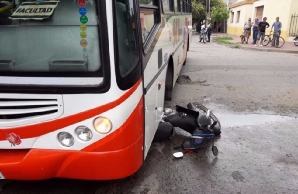 Impresionante choque entre un colectivo y una moto