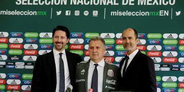 El ex Newell's se puso el saco verde por primera vez en la conferencia de prensa\u002E (Reuter)